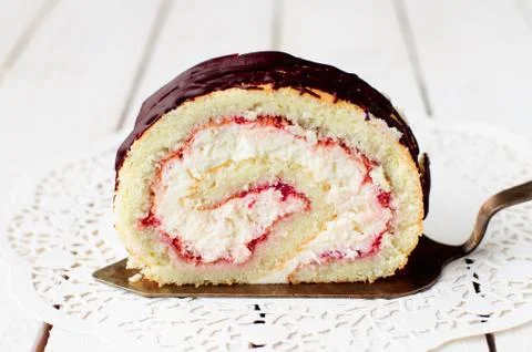A Slice of Cottage Cheese and Raspberry Jam Swiss Roll Stock-Fotos