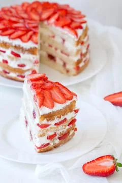 Slice of delicious traditional rustic summer strawberry cake sweet dessert food Fotos de archivo