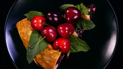 Slice of fresh homemade pie made from cherries 4K Vídeo Stock 78100945