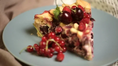 A slice of fruit and berry pie.  库存影片 116821701