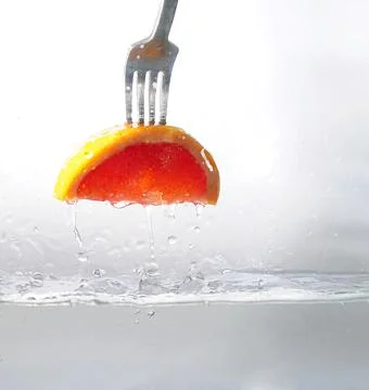 A slice of grapefruit on a fork Foto stock
