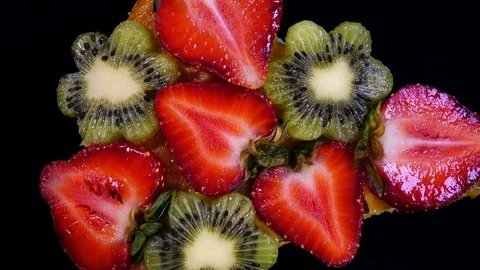 Slice of homemade pie decorated by fresh sliced strawberry and kiwi fruit 4K Vídeos de archivo 78284841