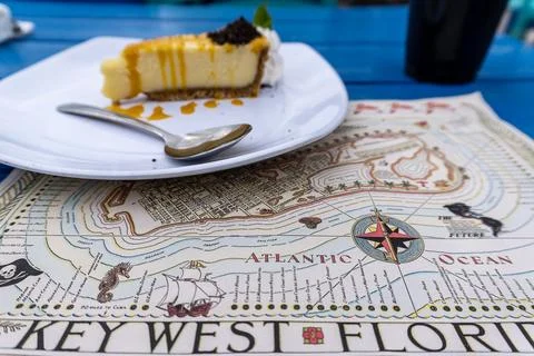 Slice of Key Lime Pie Served on a Key West Map Placemat Stockfoto's