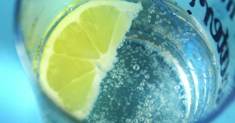 Slice of lemon and soda foaming in the glass Stock Footage 143281065