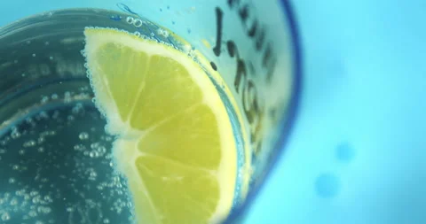 Slice of lemon and soda foaming in the glass, pan shot 動画素材 143284296