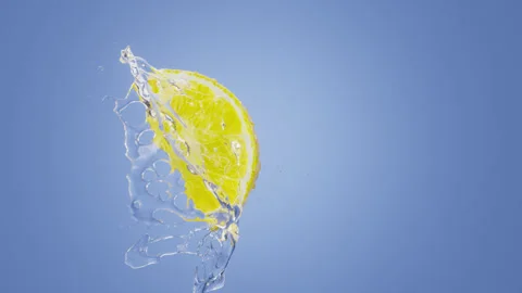 Slice lemon hit water splash in slow motion Vidéo 246377718