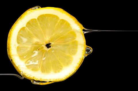 Slice of Lemon Isolated on Black Fotos de archivo