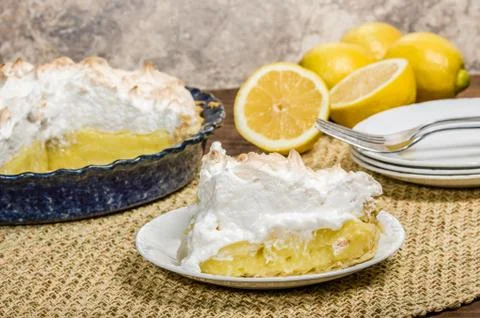 Slice of lemon meringue pie Stock-Fotos