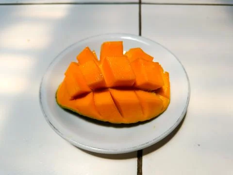 A slice of mango on the white plate  Foto stock