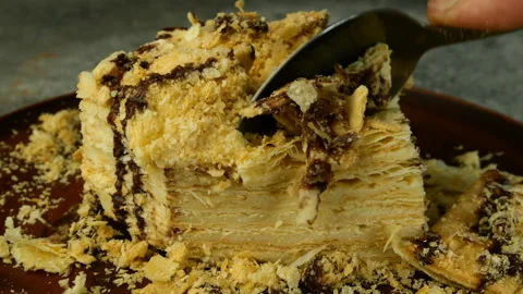 Slice of puff appetizing Napoleon cake cut into two parts. Vídeo Stock 131851283