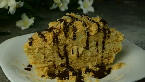Slice of puff appetizing Napoleon cake. Vídeo Stock 132104089
