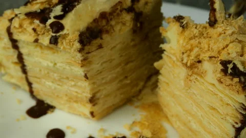 Slice of puff appetizing Napoleon cake cut into two parts. Vídeo Stock 132104507