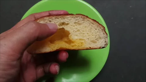 A slice of sweet bread with sweet jam filling is served on a green plate 스톡 동영상 323579688