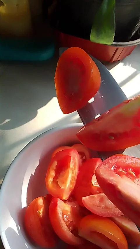 Slice the tomatoes Vídeos de archivo 237086972