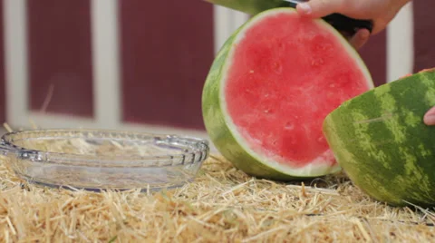 Slice a watermelon Stock-Footage 39109014