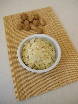 Sliced almonds served as a snack Fotos Stock