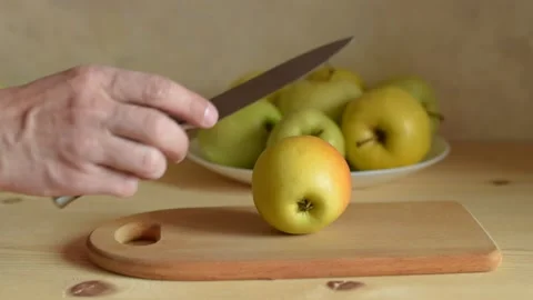 Sliced apple and knife. Vídeos de archivo 186995021