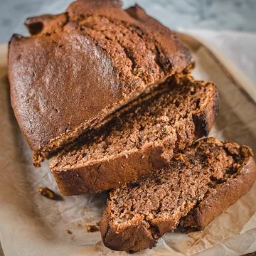 Sliced banana bread with walnuts Foto stock