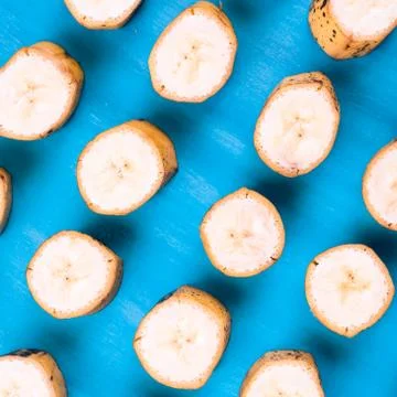 Sliced banana pattern on blue background horizontal 库存照片