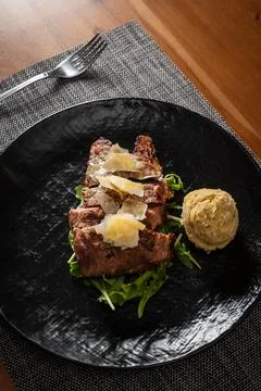 Sliced ​​beef with rocket Photos