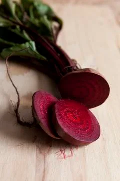 Sliced beetroot on wood Foto stock