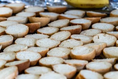 Sliced Bread Spread on a Table for Small Burgers Foto stock