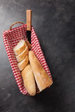Sliced bread in a wicker basket over dark stone table. View from above Foto stock