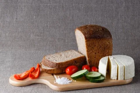 Sliced bread on wood Stock-Fotos