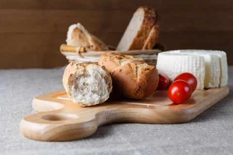 Sliced bread on wood Stock-Fotos