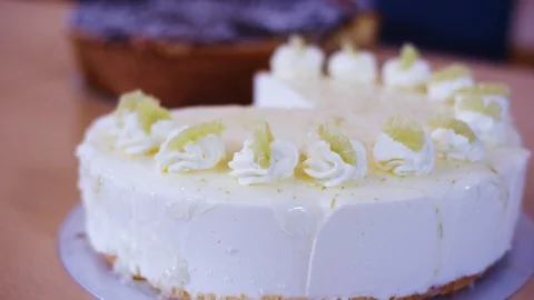 Sliced cake on a table Video stock 118254902