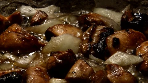 Sliced champignons with onion Vidéo 321360673