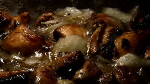 Sliced champignons with onion Vidéo 321360681