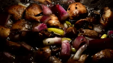 Sliced champignons with red and green onion Vidéo 321393154