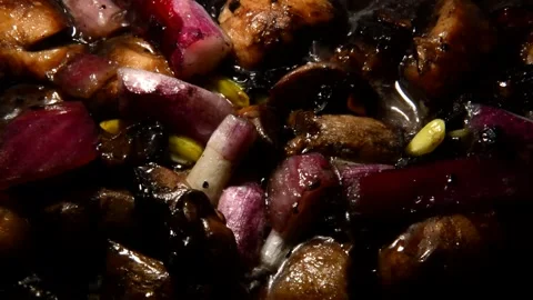 Sliced champignons with red and green onion Видео 321393230
