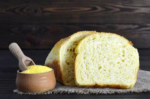 Sliced corn bread and corn flour Foto stock