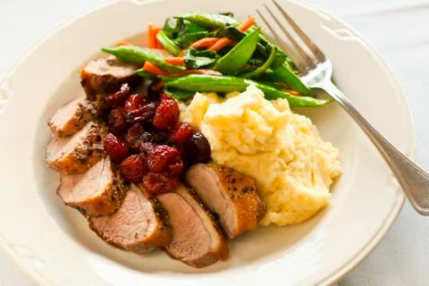 Sliced Duck Breast with Cherries, Mashed Potato and Mixed Vegetables Stock-Fotos