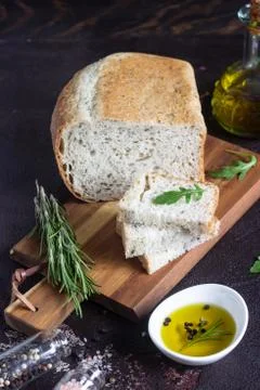 Sliced fresh bread and extra virgin olive oil. Foto stock