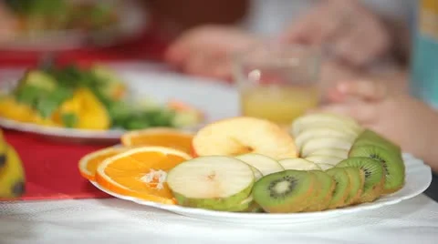 Sliced ​​fruit on a plate. Video stock 22239171
