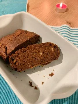 Sliced gluten-free bread with nuts sits in a dish on a kitchen table. A sma.. Foto stock