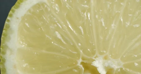 Sliced lemon rotating close up 库存影片 141697386
