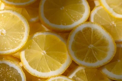 Sliced lemons arranged in vibrant patterns create a refreshing burst of col.. 스톡 사진