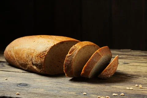 Sliced Loaf of Fresh Bread on Table 库存照片