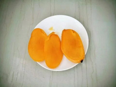 Sliced mango fruit on a plate Foto stock