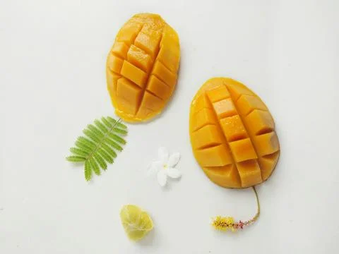 A sliced mango in white background wallpaper 库存照片