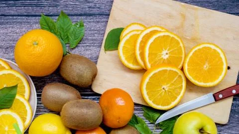Sliced oranges on the kitchen board 库存照片