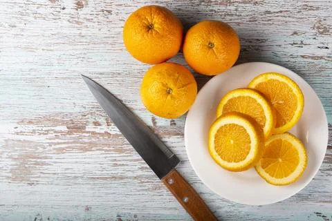 Sliced ??oranges on the table. Foto stock