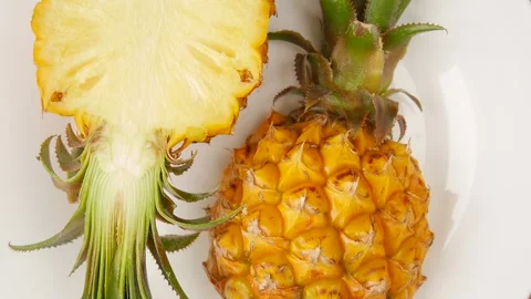 Sliced pineapple on a plate. Video stock 246729507