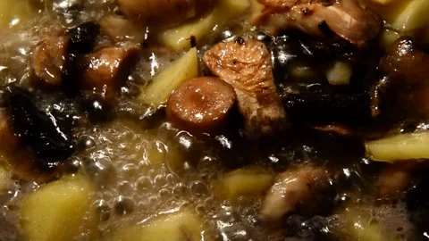 Sliced potato with sliced champignons Vidéo 314584998