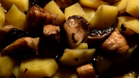 Sliced potato with sliced champignons Vidéo 314585001