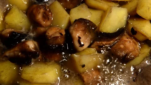 Sliced potato with sliced champignons Vidéo 314585188